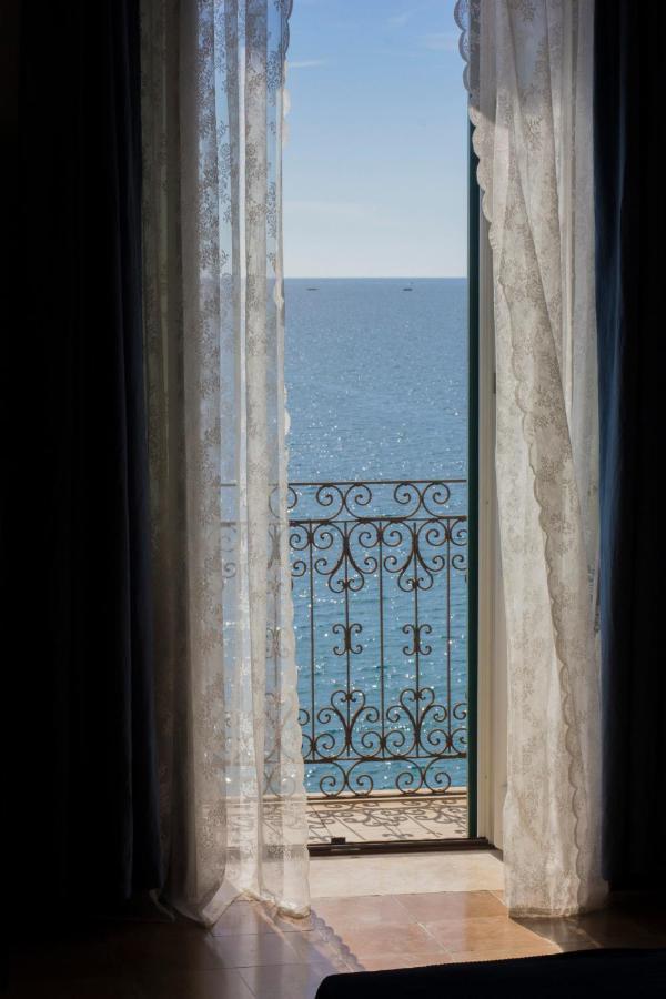 B&B Le Finestre Sul Mare Taranto Exterior photo