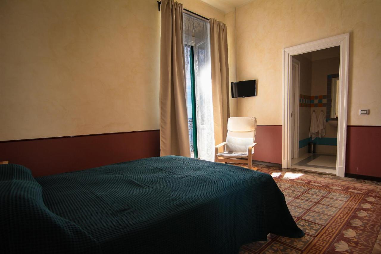 B&B Le Finestre Sul Mare Taranto Exterior photo
